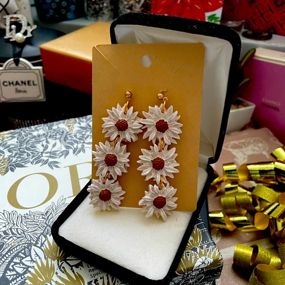 Jewelry - 💟SALE💟 ✨Pretty Flower Drop PE✨NEW